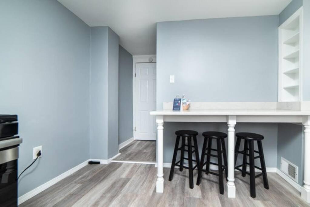 1st Floor - Free Parking - Washer & Dryer - Agh
